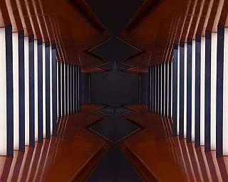 Symmetrische Innenansicht eines geometrischen Tunnels mit rotbraunen Flächen und vertikalen Streben.