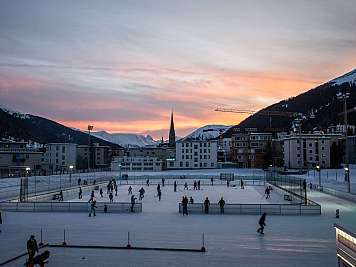 Eisbahn bei Sonnenuntergang