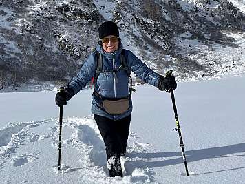 Frau wandert im Schnee