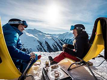 Skifahrer entspannen im Schnee
