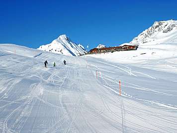 Skifahrer auf Piste