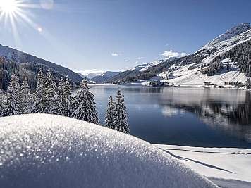 Verschneiter Bergsee