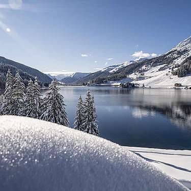 Verschneiter Bergsee