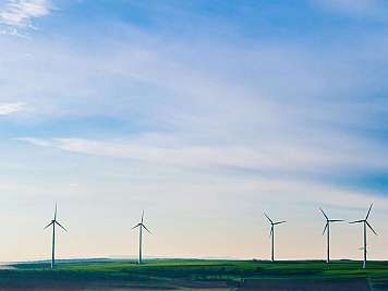 Windkraftanlagen auf Feld
