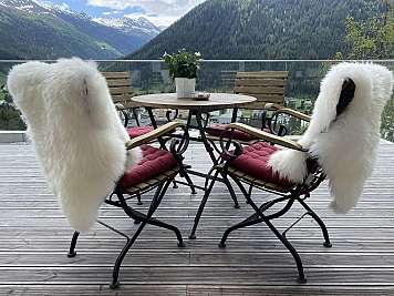 Terrassenmöbel mit Bergblick