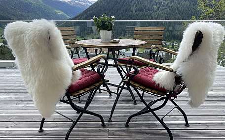Terrassenmöbel mit Bergblick