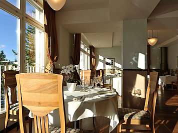 Helles Restaurant mit Holzmöbeln