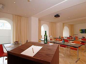 Konferenzraum mit Tischen