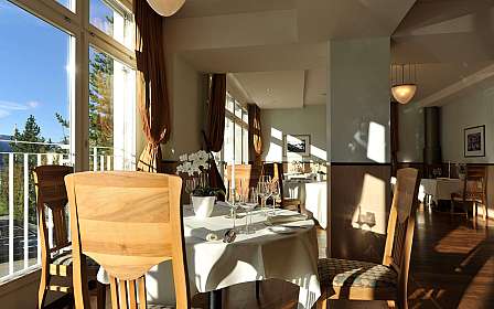 Helles Restaurant mit Holzmöbeln