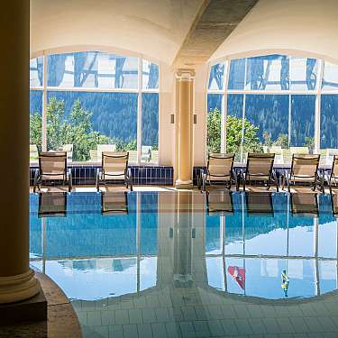 Innenpool mit Bergblick