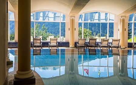 Innenpool mit Bergblick
