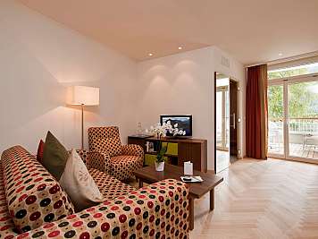 Gemütliches Wohnzimmer mit Balkon