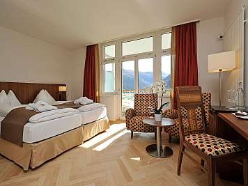 Modernes Hotelzimmer mit Bergblick