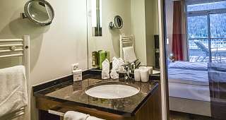 Badezimmer Einzelzimmer Deluxe im Waldhotel Davos