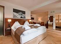 Bett in der Junior Suite Sauna im Waldhotel Davos