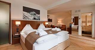 Bett in der Junior Suite Sauna im Waldhotel Davos