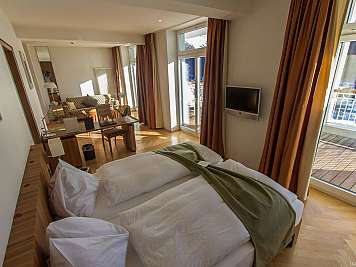Modernes Hotelzimmer mit Balkon