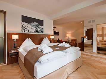 Modernes Hotelzimmer mit Sauna