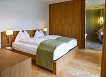 Bett in der Spa Suite im Waldhotel Davos