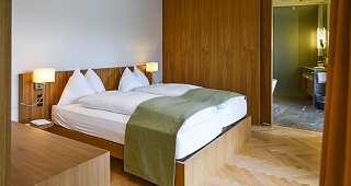 Bett in der Spa Suite im Waldhotel Davos