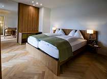 Bett in der Spa Suite im Waldhotel Davos