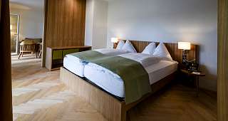 Bett in der Spa Suite im Waldhotel Davos