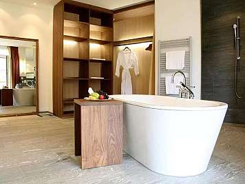 Modernes Badezimmer mit Badewanne