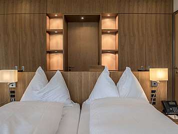 Modernes Schlafzimmer mit Doppelbett