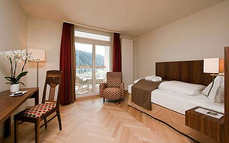 Modernes Hotelzimmer mit Balkon